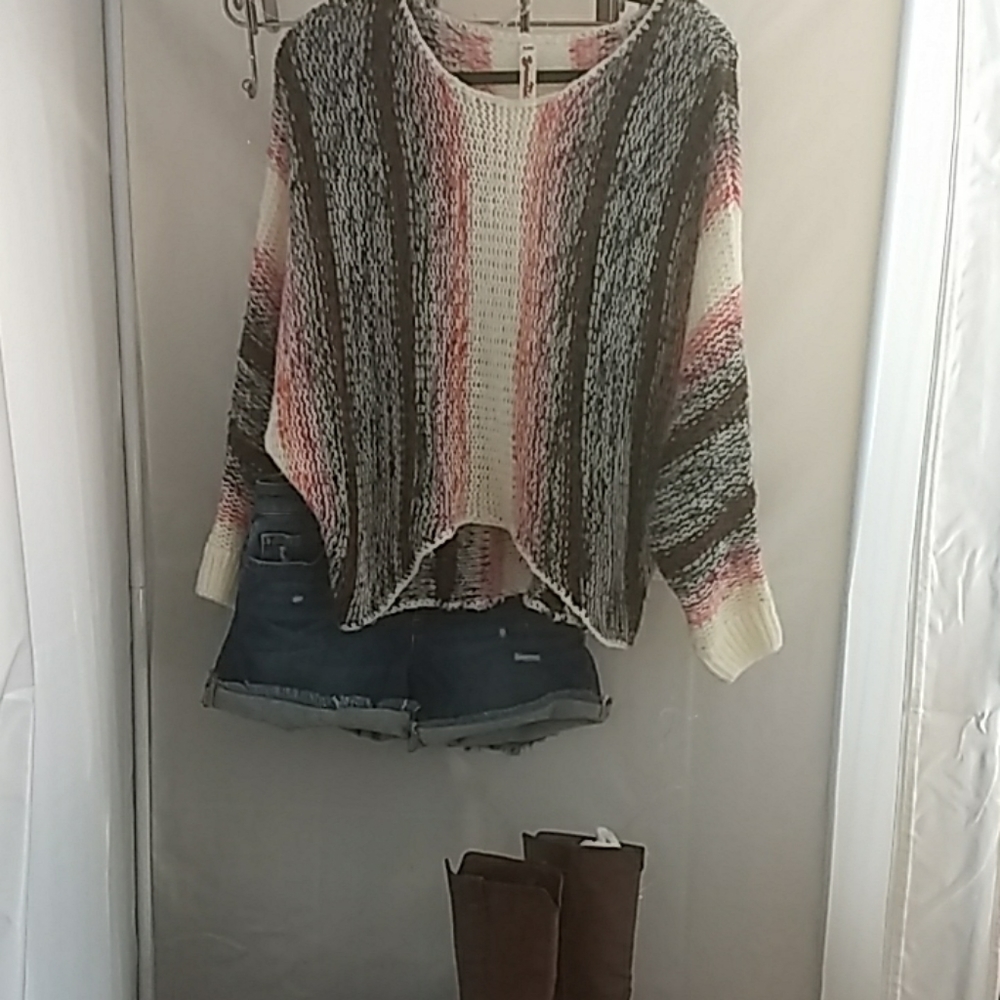 Cute oversized sweater perfect for the season!!